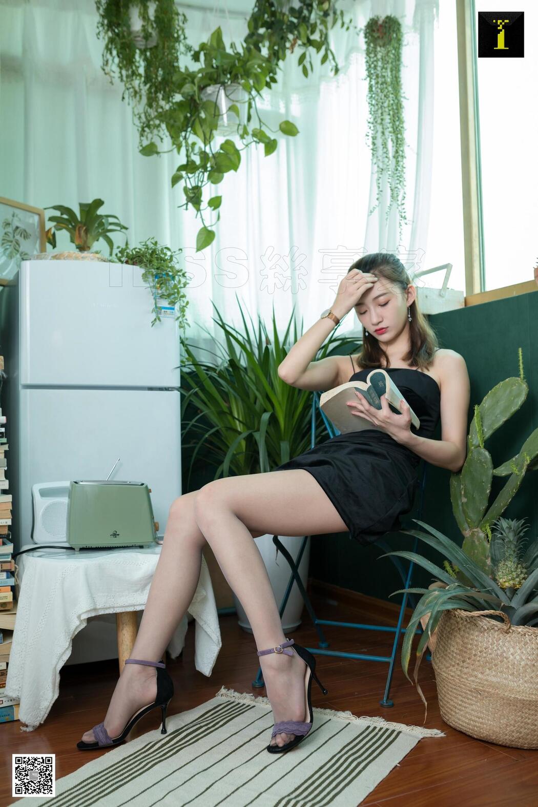 Model Qiu Qiu "Qiu Sister's Literary Style" [IESS] Beautiful legs and silk feet