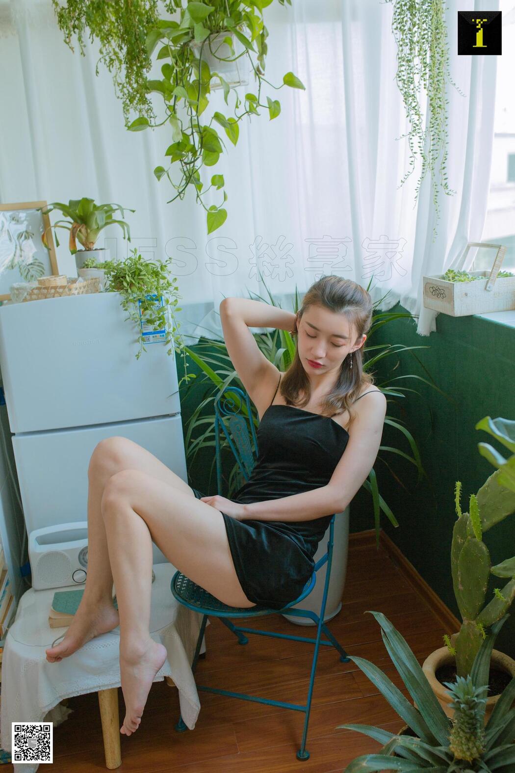 Model Qiu Qiu "Qiu Sister's Literary Style" [IESS] Beautiful legs and silk feet
