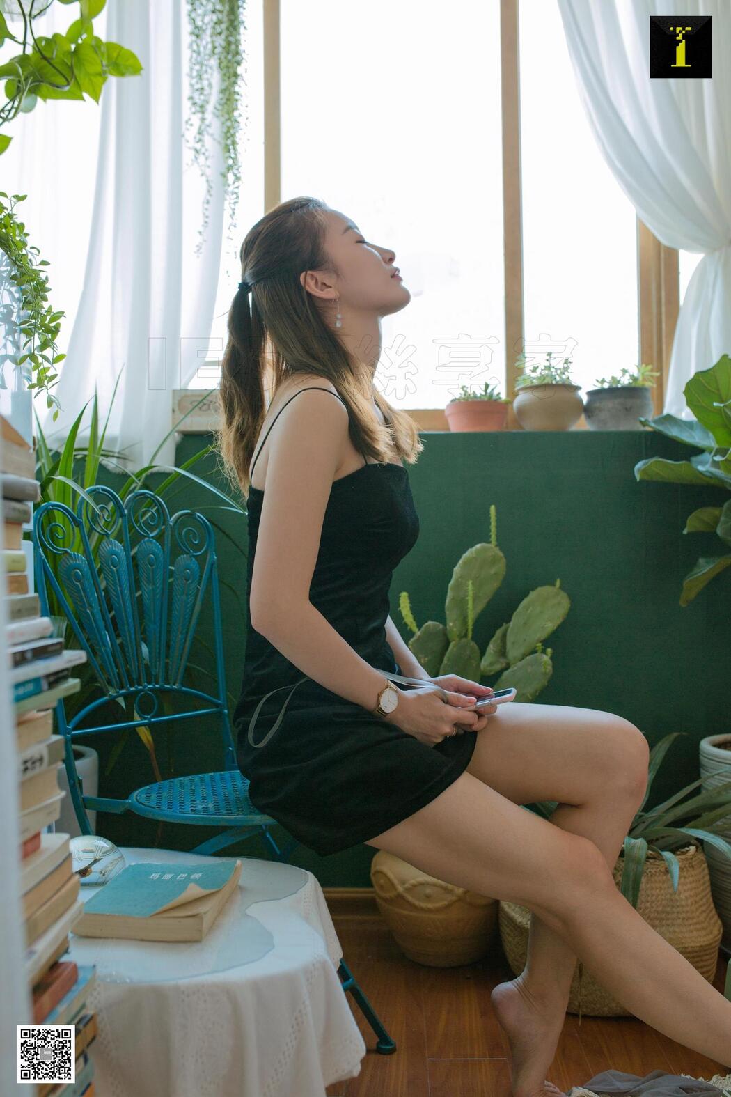 Model Qiu Qiu "Qiu Sister's Literary Style" [IESS] Beautiful legs and silk feet