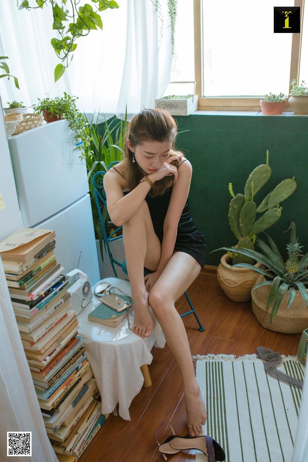Model Qiu Qiu "Qiu Sister's Literary Style" [IESS] Beautiful legs and silk feet
