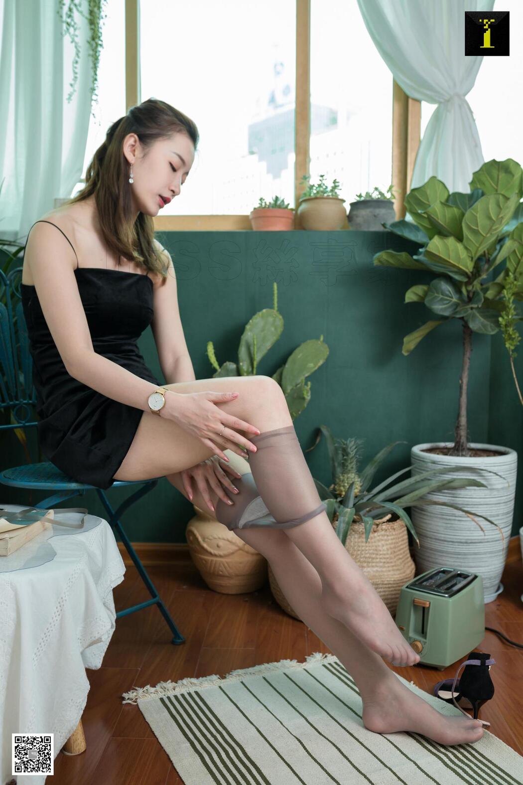 Model Qiu Qiu "Qiu Sister's Literary Style" [IESS] Beautiful legs and silk feet
