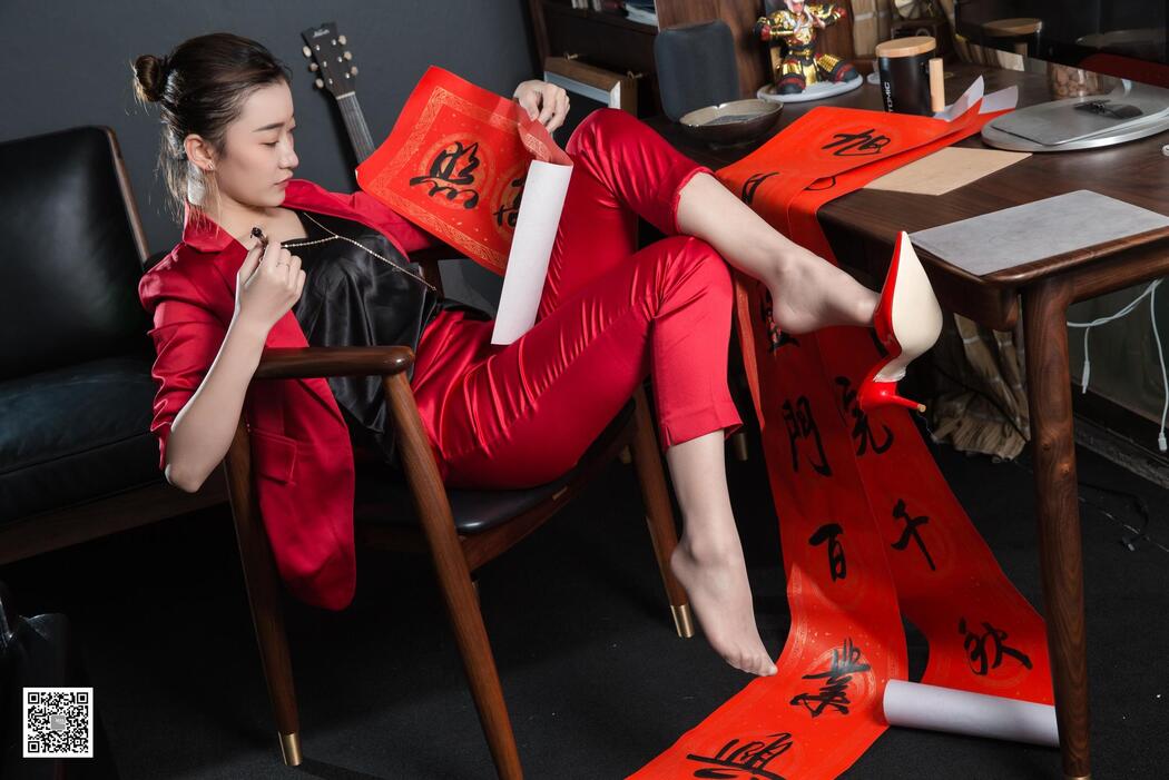 Leg Model Qiuqiu "Autumn and Autumn Congratulations on the New Year" [异思趣向IESS] Beautiful legs in silk stockings