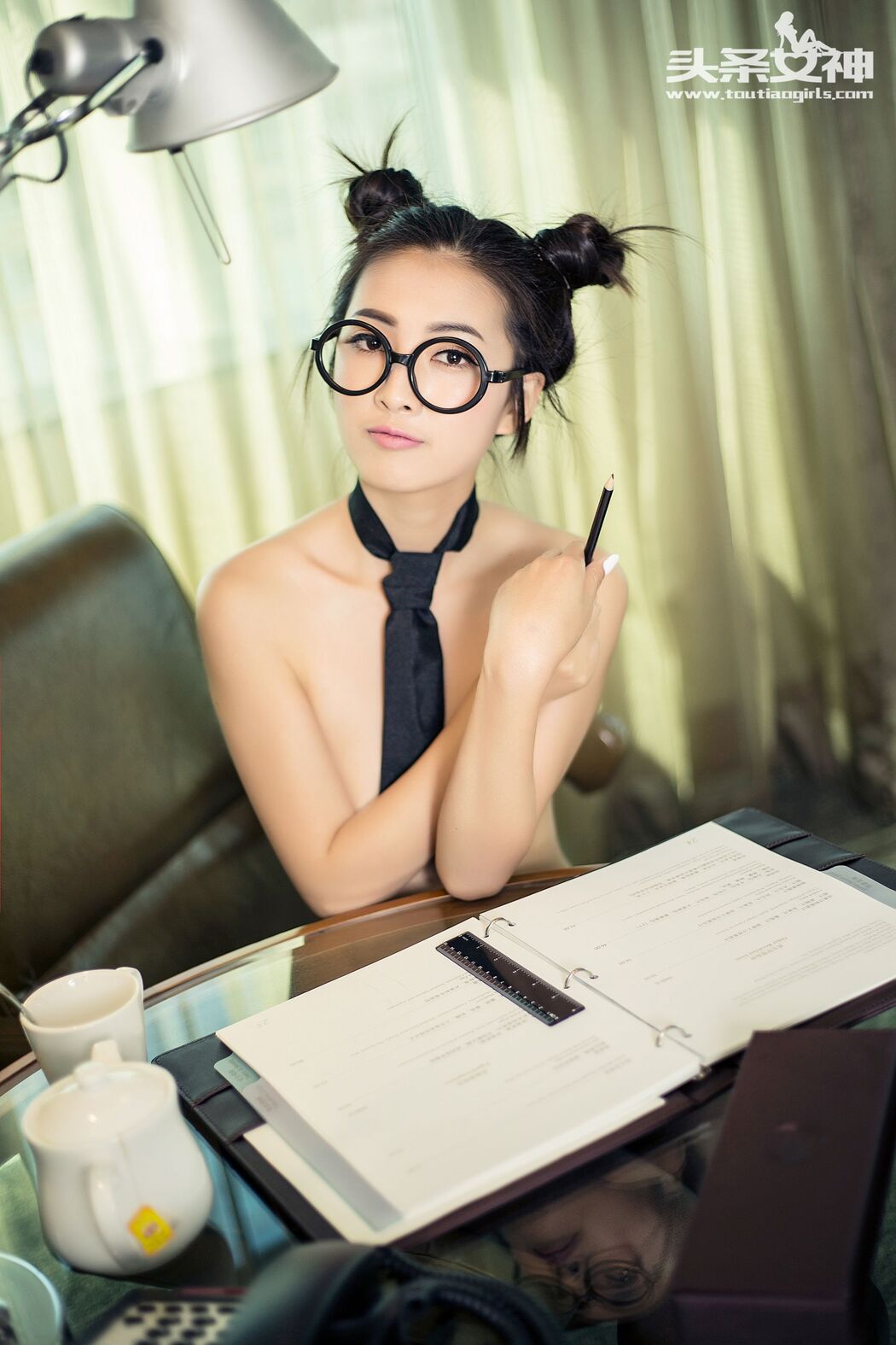 Zhang Shuang "Black Silk Cute Girl Secretary" [Headline Goddess] Cover Photo