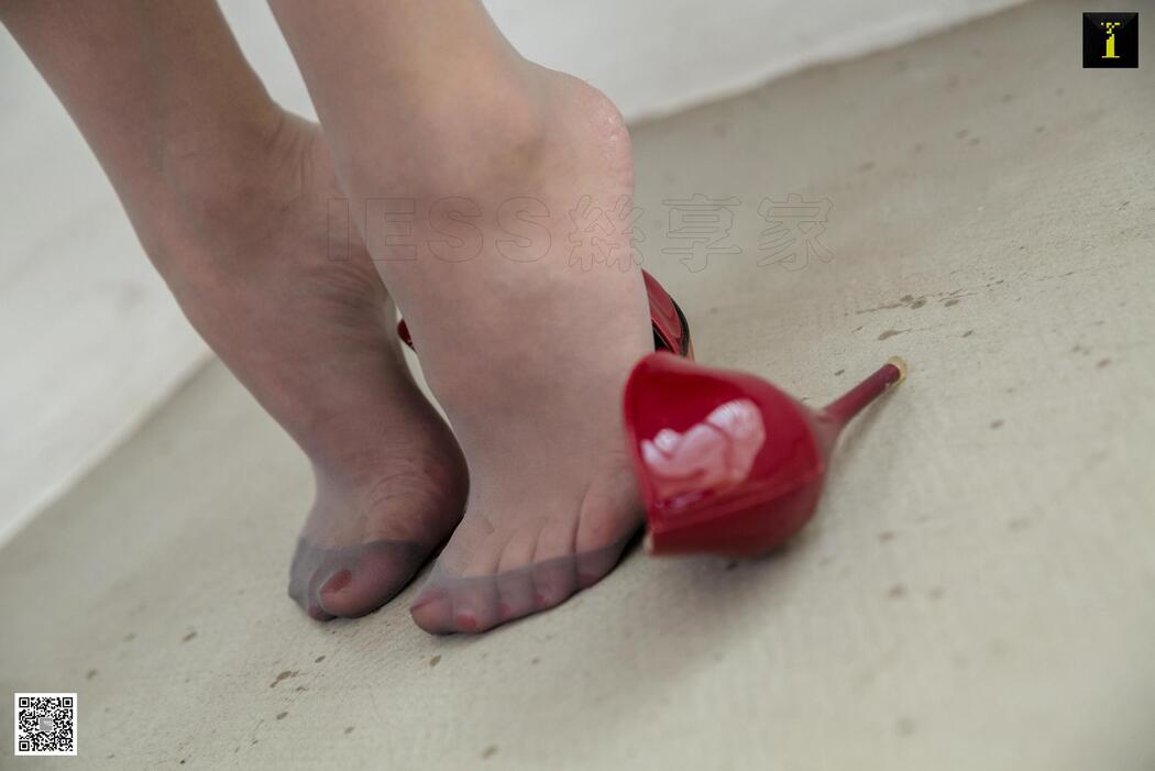 Model Qiuqiu "Little Cherries in Autumn and Autumn" [IESS Weird and Interesting] Beautiful legs and silk feet