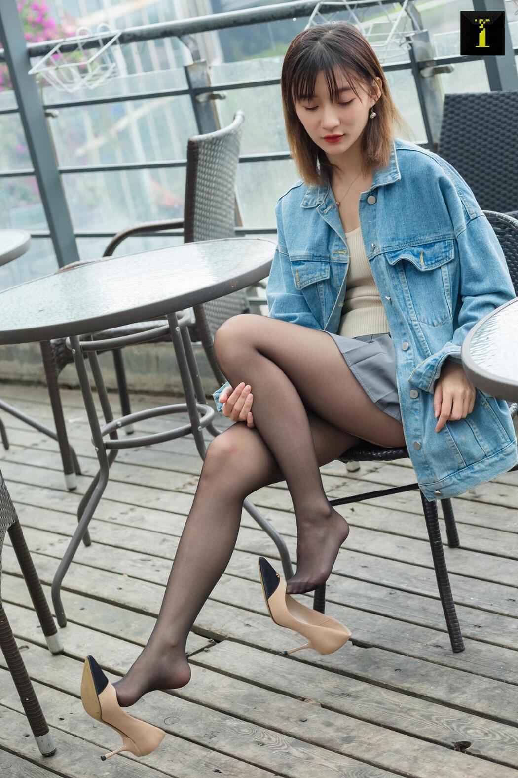 Qiuqiu "Autumn Denim Jacket" [Iss to IESS] Beautiful legs in stockings