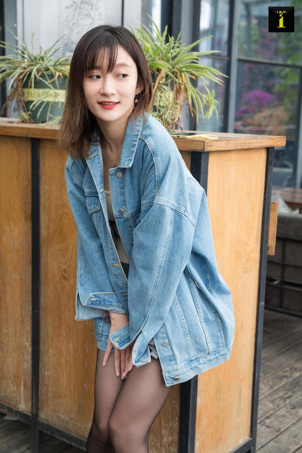 Qiuqiu "Autumn Denim Jacket" [Iss to IESS] Beautiful legs in stockings