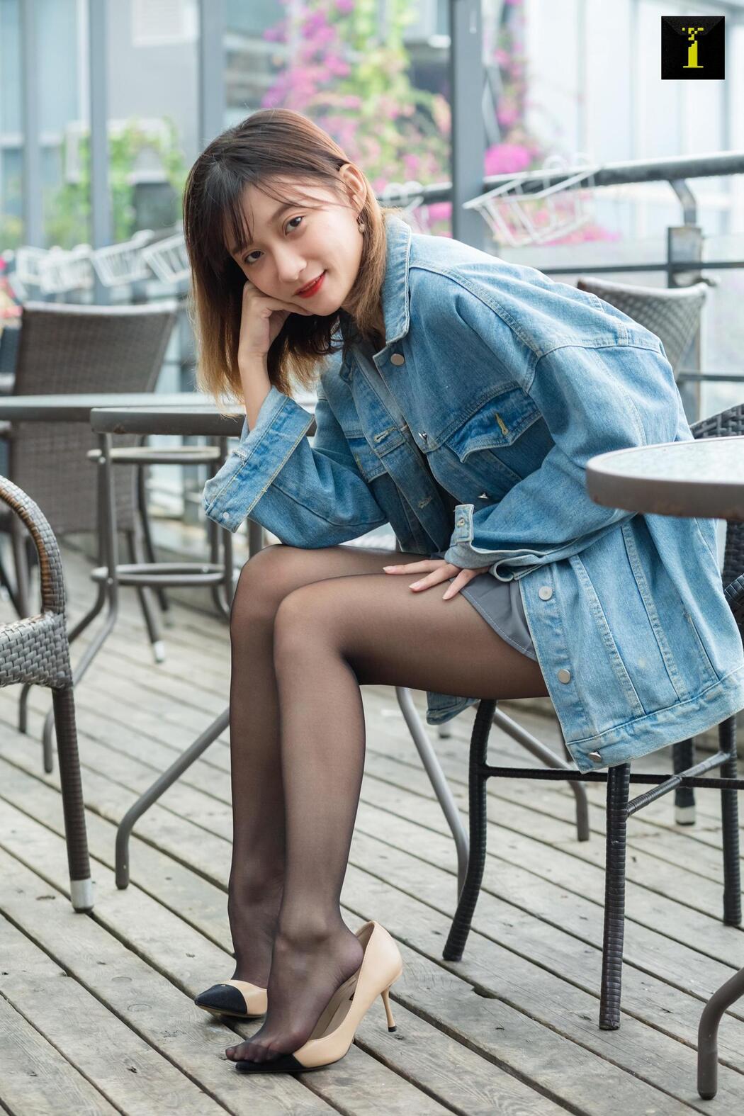 Qiuqiu "Autumn Denim Jacket" [Iss to IESS] Beautiful legs in stockings