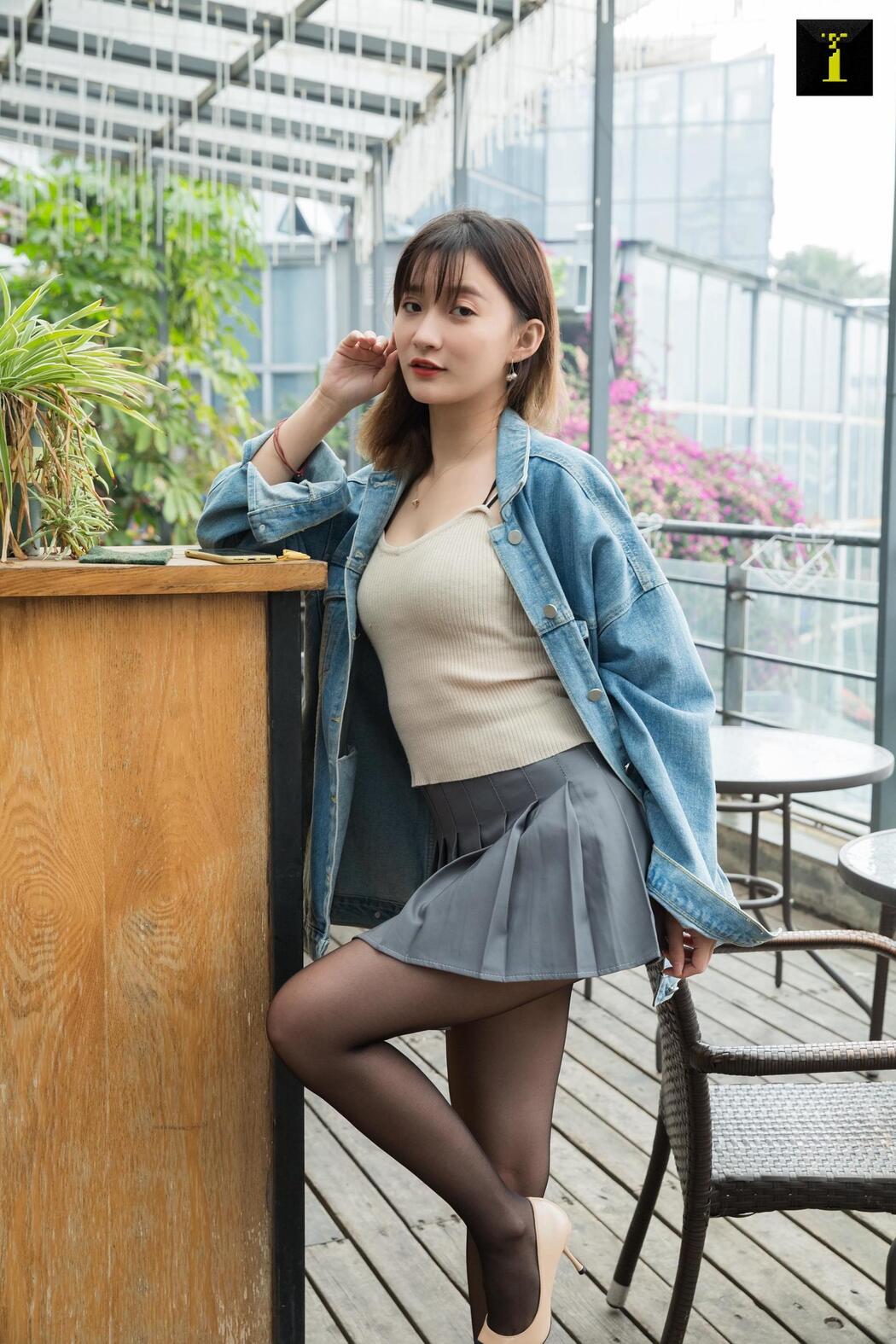 Qiuqiu "Autumn Denim Jacket" [Iss to IESS] Beautiful legs in stockings