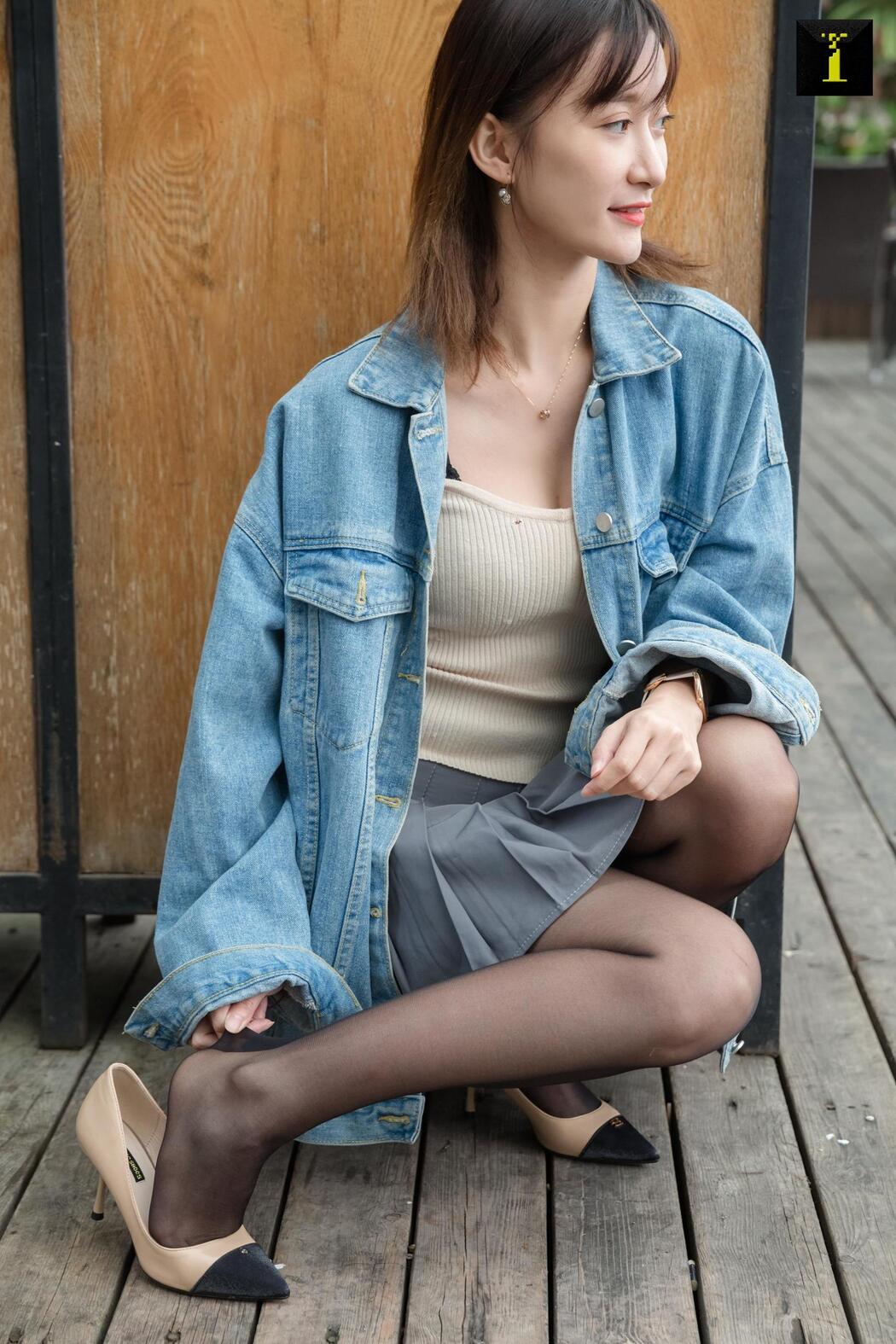 Qiuqiu "Autumn Denim Jacket" [Iss to IESS] Beautiful legs in stockings