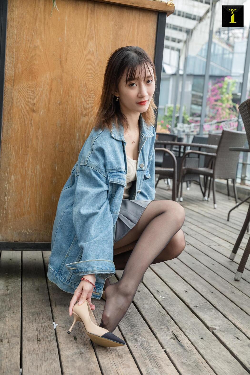 Qiuqiu "Autumn Denim Jacket" [Iss to IESS] Beautiful legs in stockings