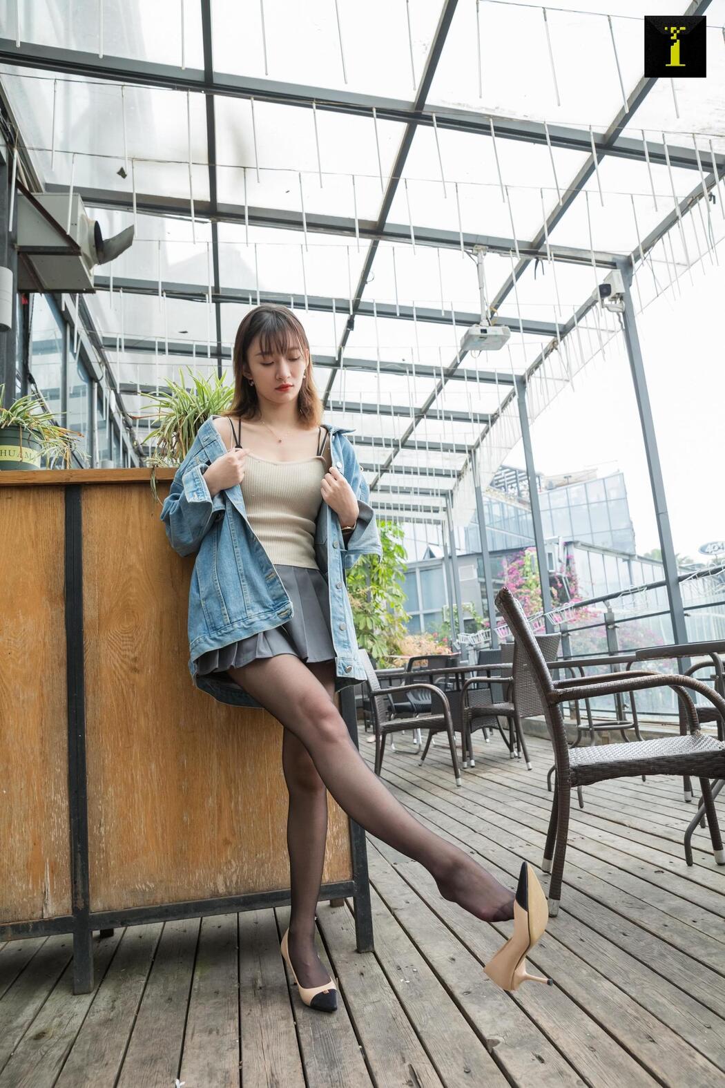 Qiuqiu "Autumn Denim Jacket" [Iss to IESS] Beautiful legs in stockings