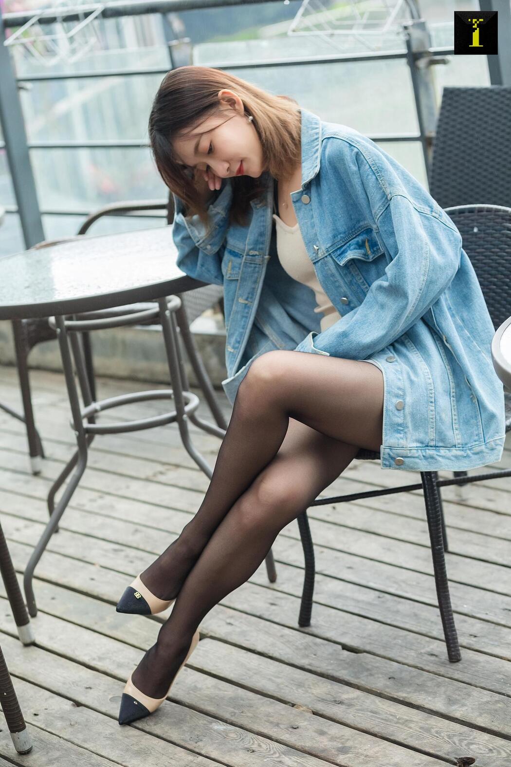 Qiuqiu "Autumn Denim Jacket" [Iss to IESS] Beautiful legs in stockings