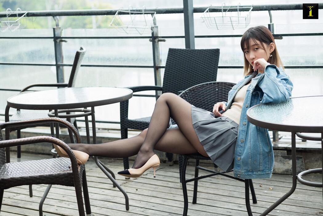 Qiuqiu "Autumn Denim Jacket" [Iss to IESS] Beautiful legs in stockings