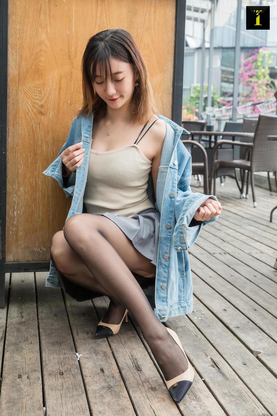 Qiuqiu "Autumn Denim Jacket" [Iss to IESS] Beautiful legs in stockings