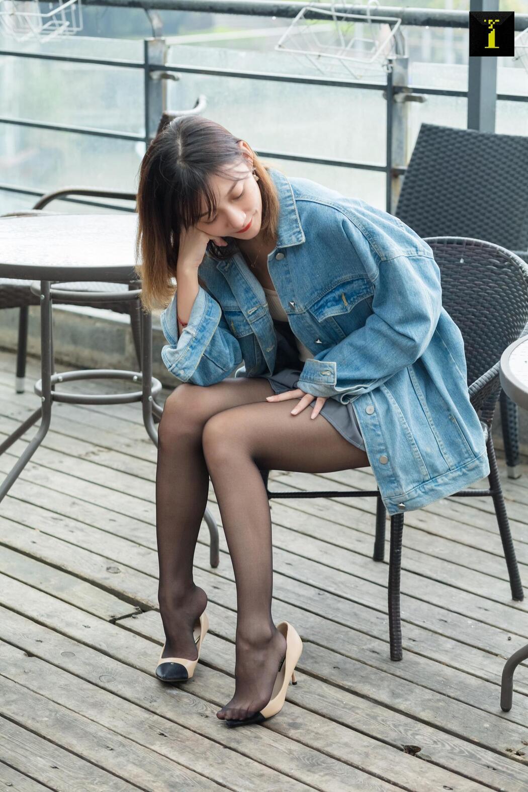 Qiuqiu "Autumn Denim Jacket" [Iss to IESS] Beautiful legs in stockings