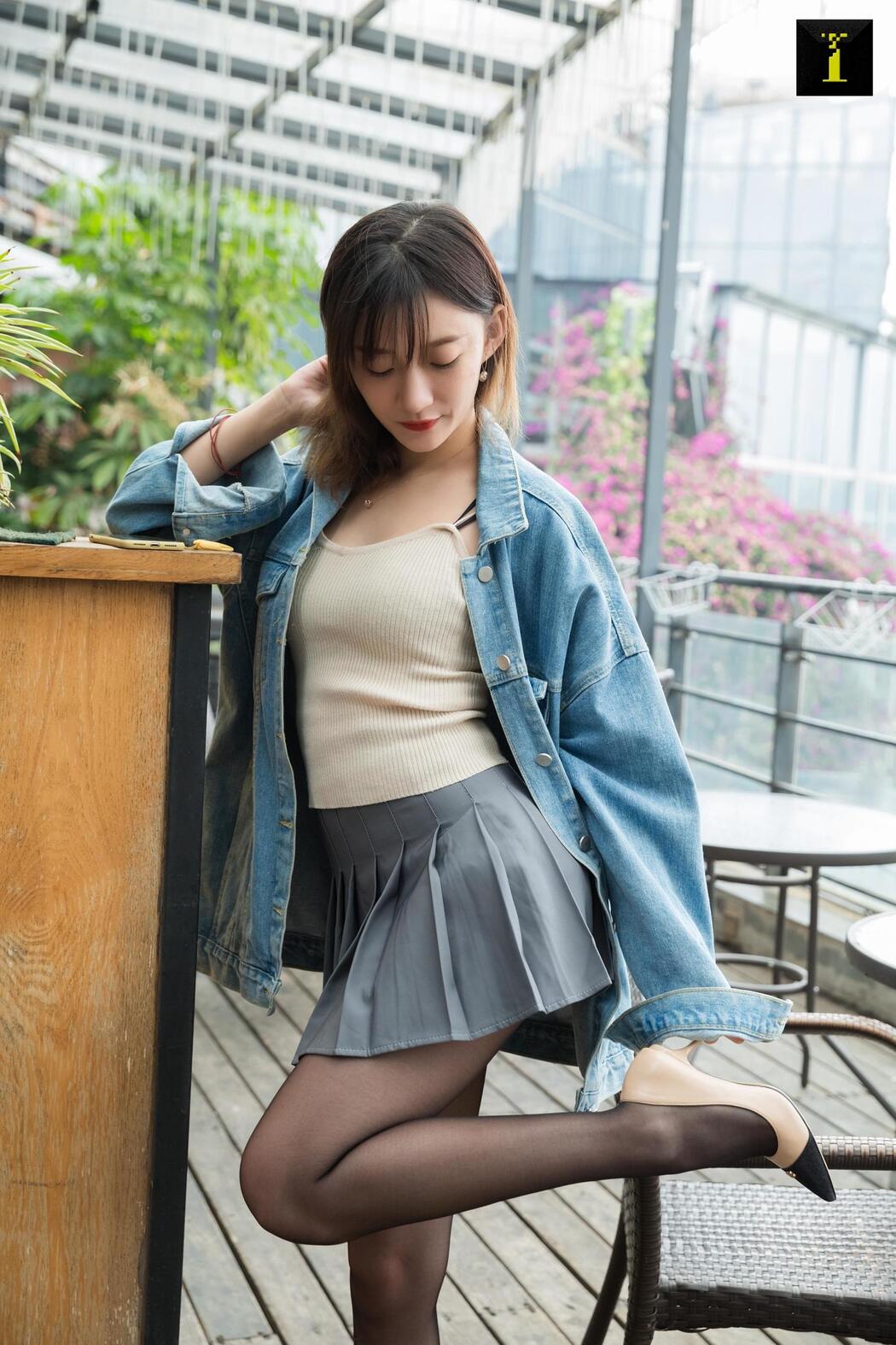 Qiuqiu "Autumn Denim Jacket" [Iss to IESS] Beautiful legs in stockings