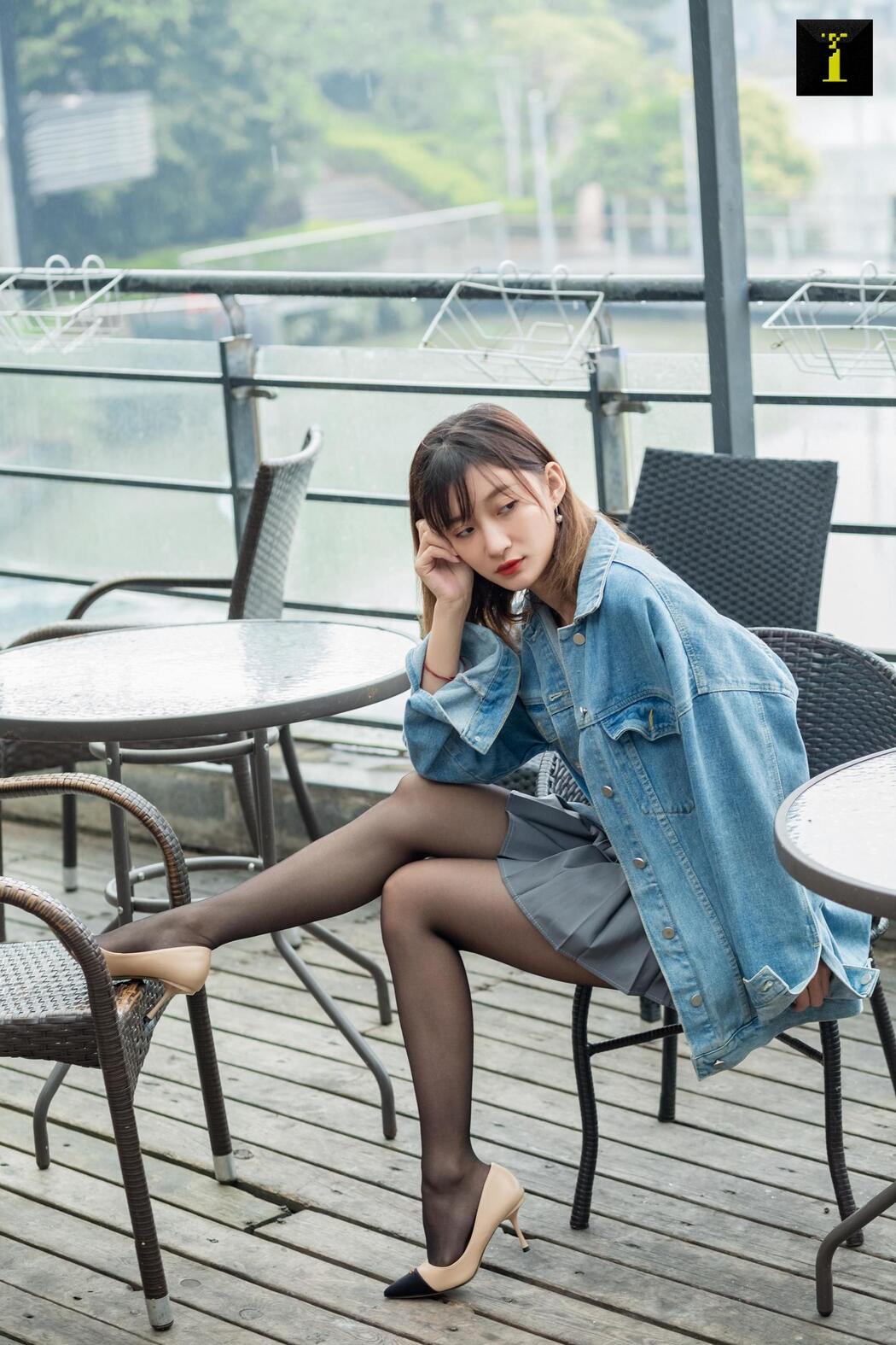 Qiuqiu "Autumn Denim Jacket" [Iss to IESS] Beautiful legs in stockings