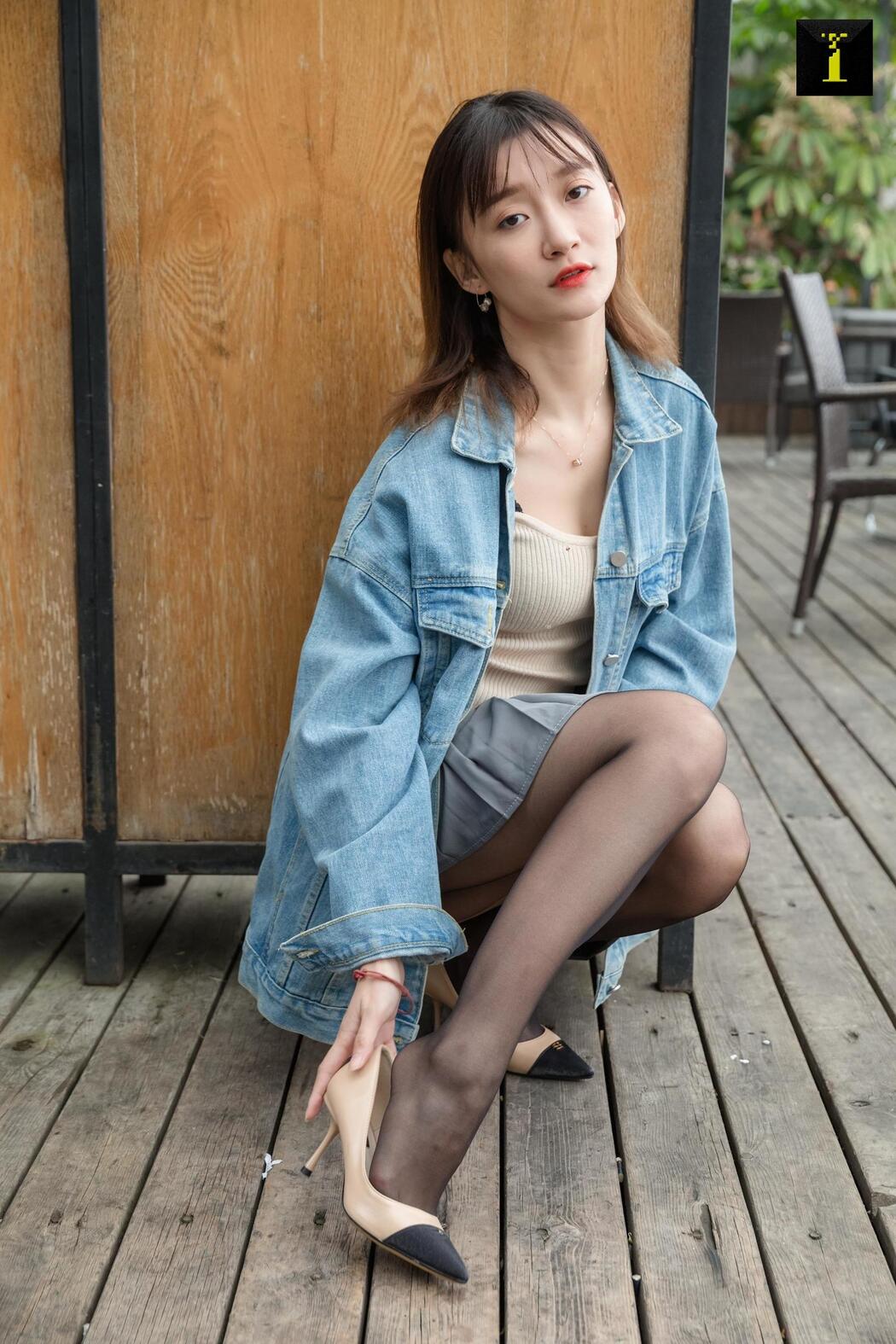 Qiuqiu "Autumn Denim Jacket" [Iss to IESS] Beautiful legs in stockings