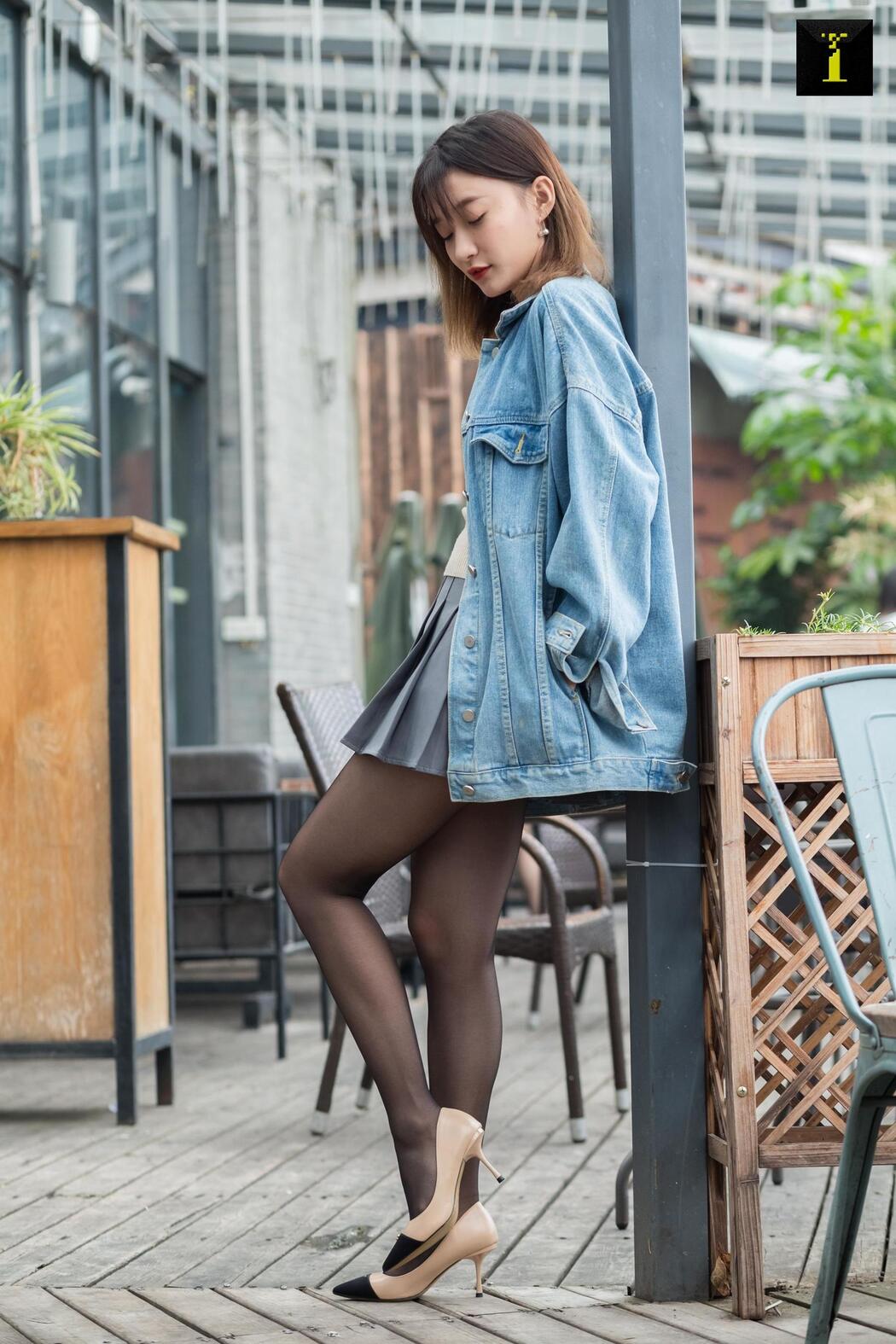 Qiuqiu "Autumn Denim Jacket" [Iss to IESS] Beautiful legs in stockings