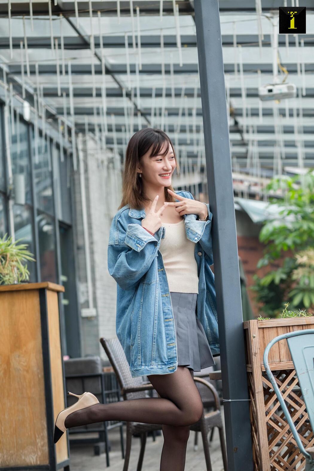 Qiuqiu "Autumn Denim Jacket" [Iss to IESS] Beautiful legs in stockings