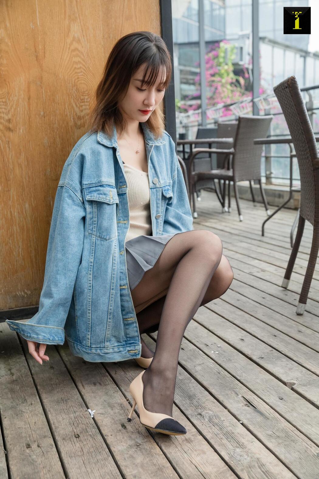 Qiuqiu "Autumn Denim Jacket" [Iss to IESS] Beautiful legs in stockings