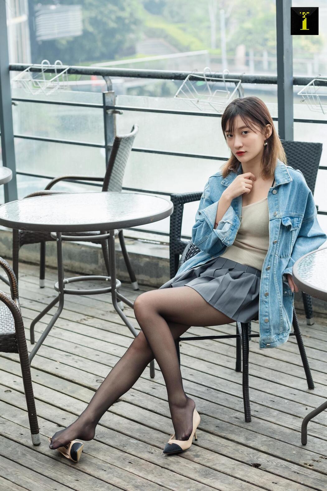 Qiuqiu "Autumn Denim Jacket" [Iss to IESS] Beautiful legs in stockings