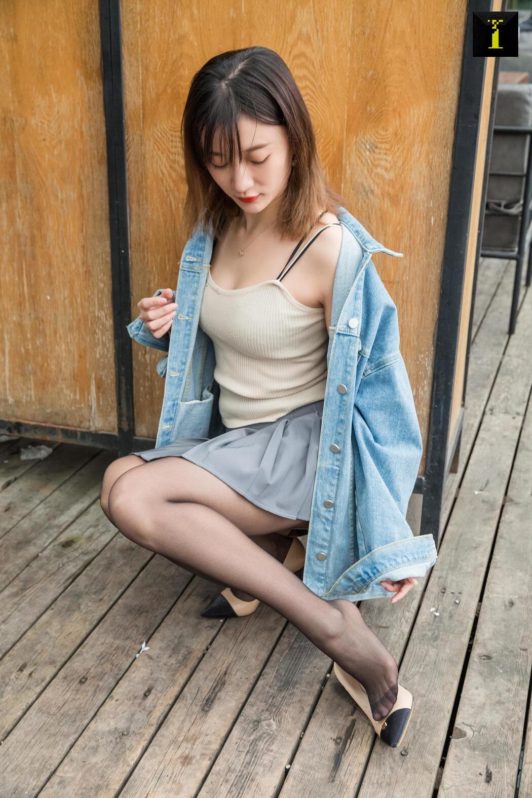 Qiuqiu "Autumn Denim Jacket" [Iss to IESS] Beautiful legs in stockings