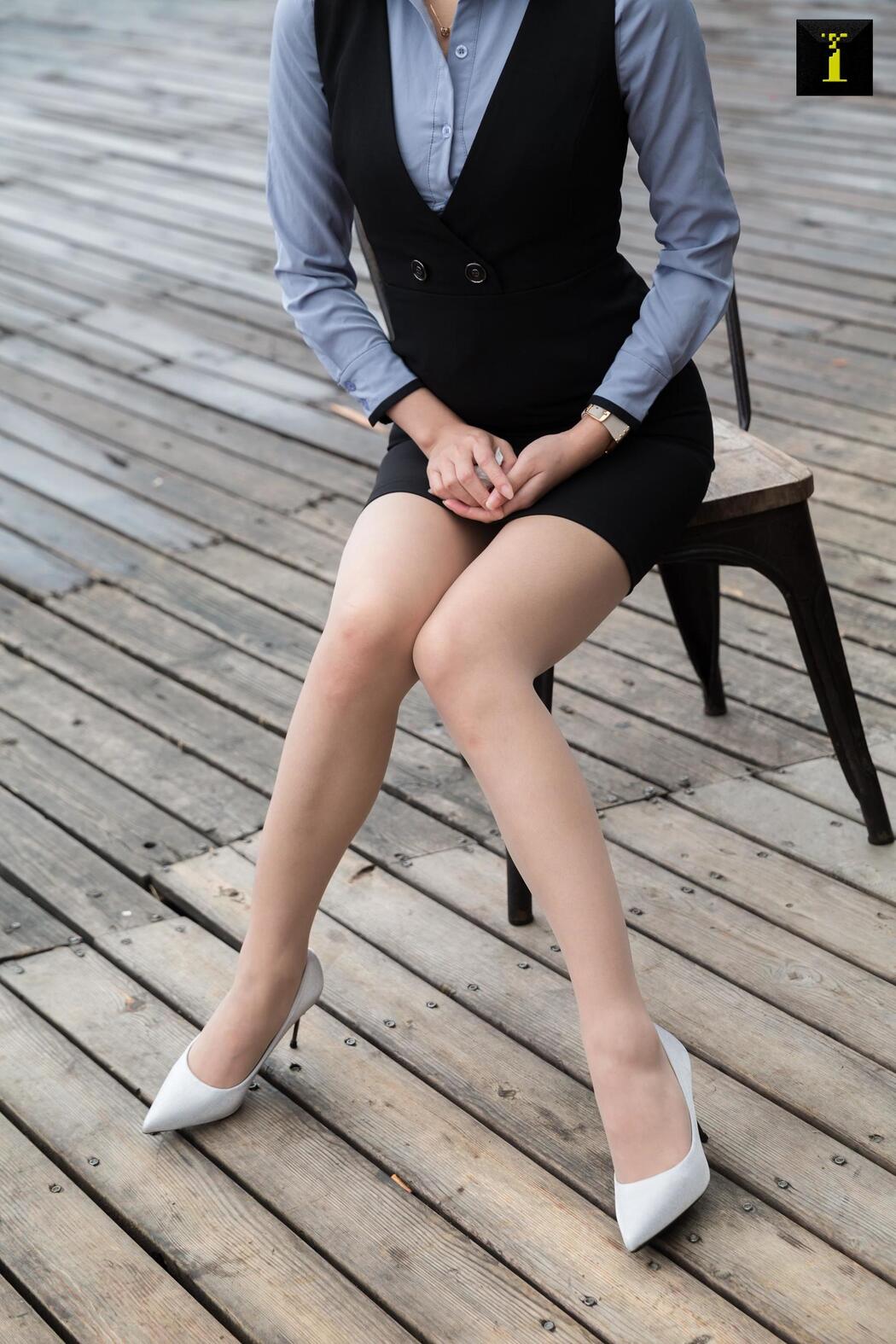 Qiuqiu "Hotel Manager" [Iss to IESS] Beautiful legs in stockings