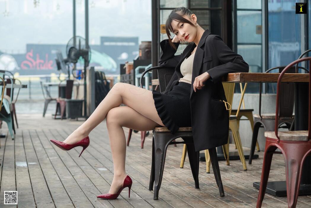 Qiuqiu "Autumn Foreman's Lunch Break" [异思趣向IESS] Beautiful legs and feet