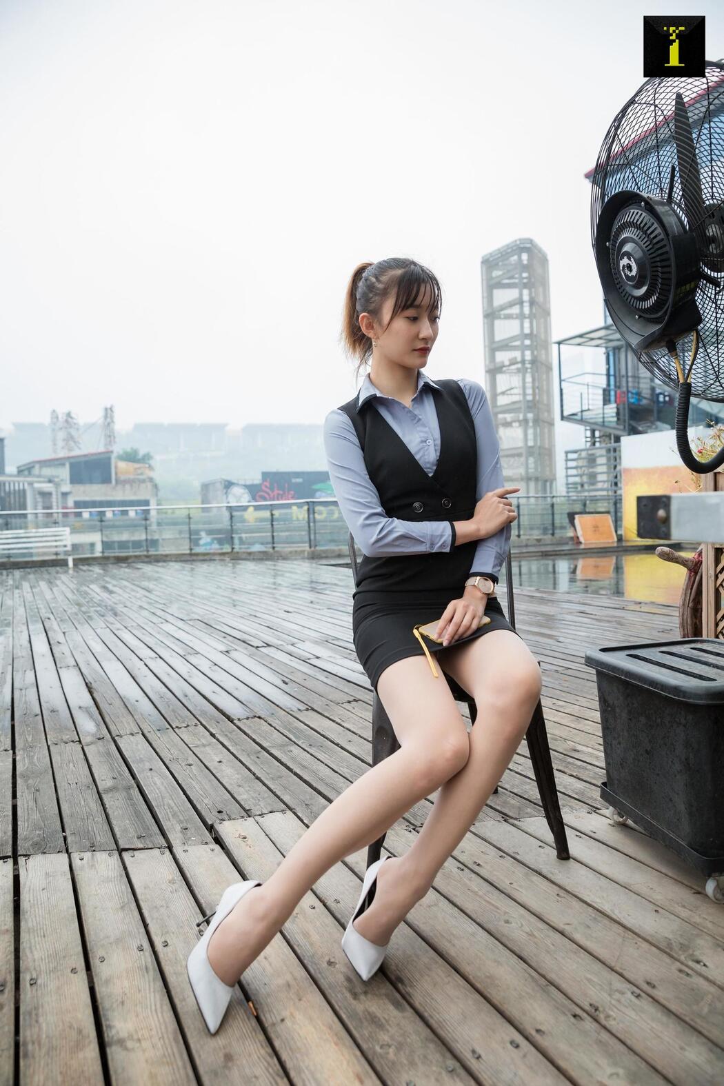 Qiuqiu "Hotel Manager" [Iss to IESS] Beautiful legs in stockings