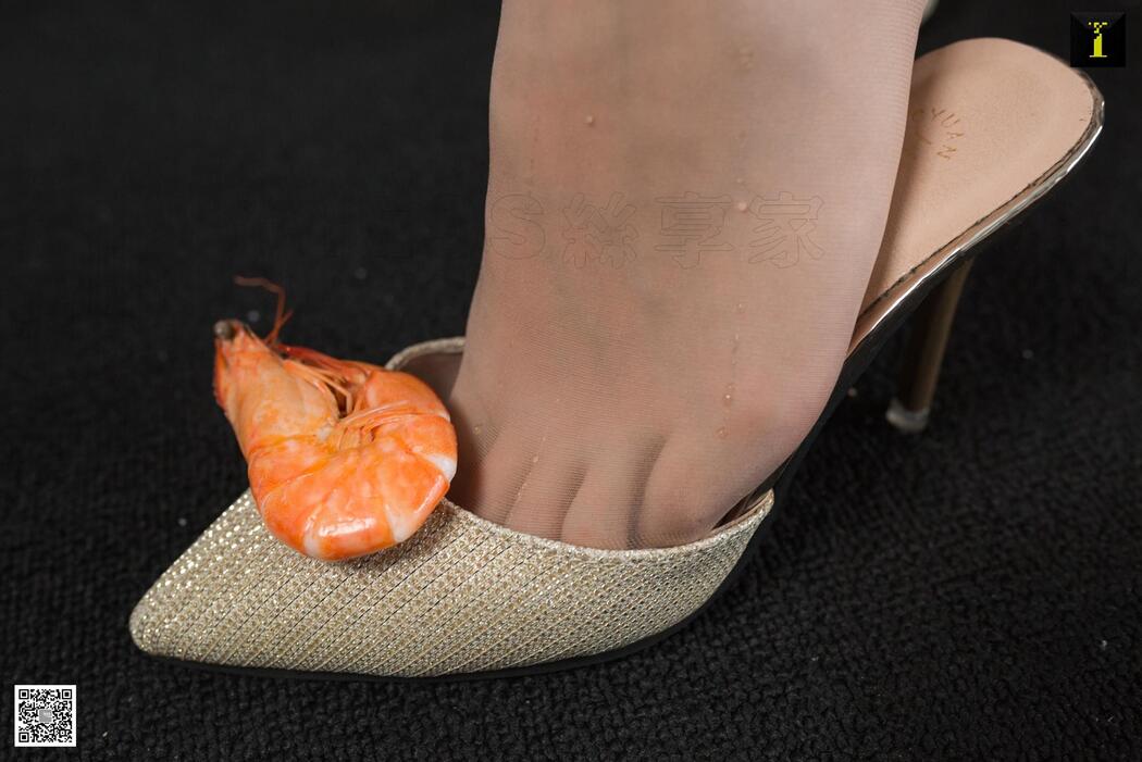 Model Qiuqiu "Qiuqiu Please Eat Sea Shrimp" [异思趣向IESS] Silky feet and beautiful legs