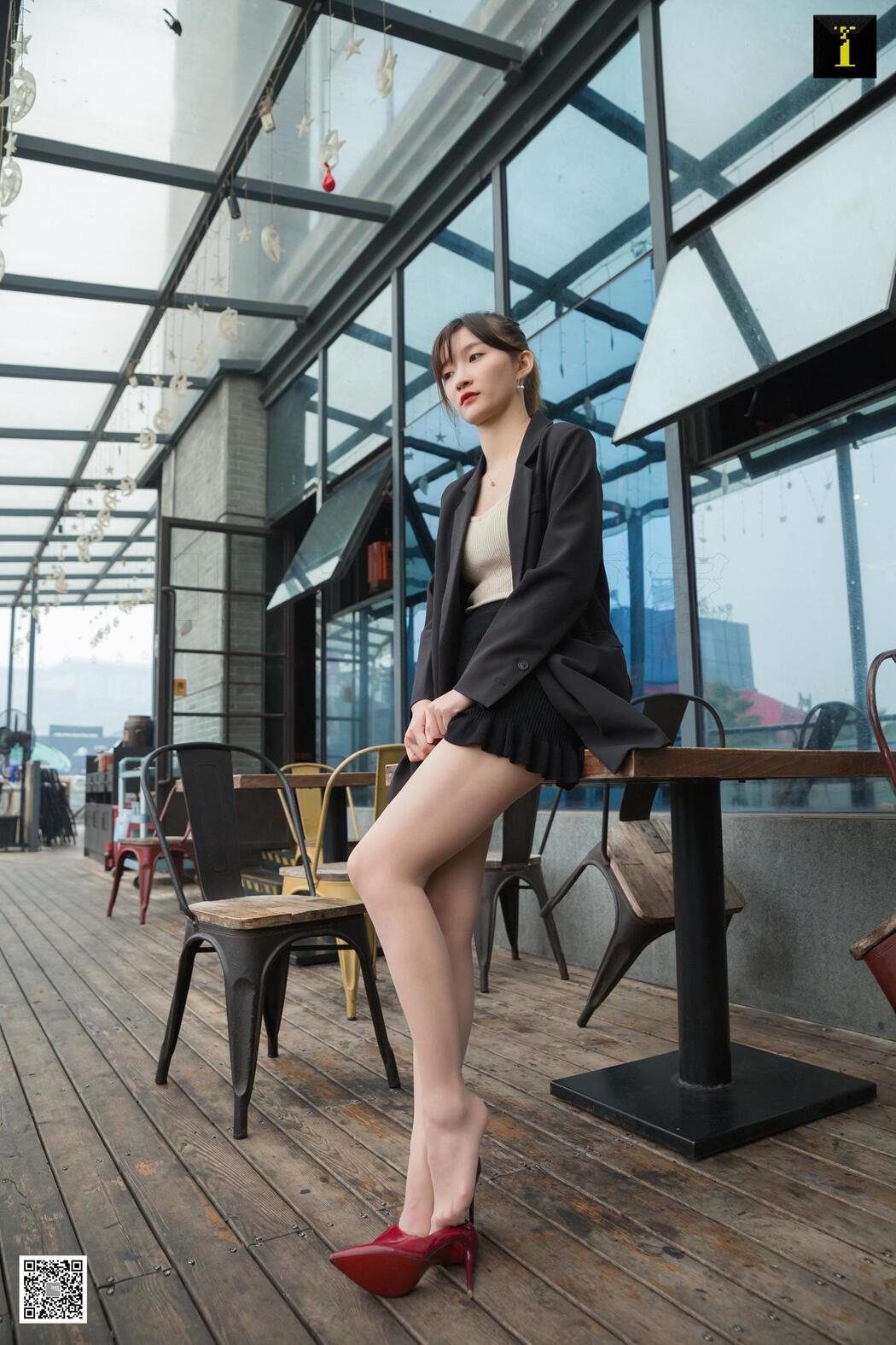 Qiuqiu "Autumn Foreman's Lunch Break" [异思趣向IESS] Beautiful legs and feet