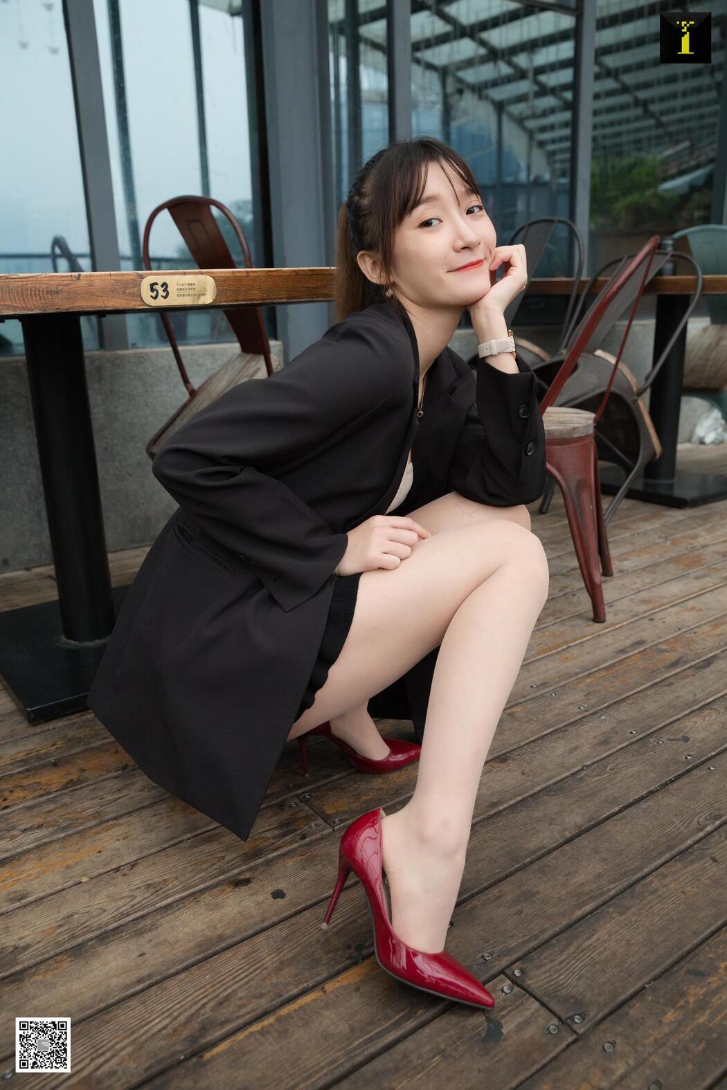 Qiuqiu "Autumn Foreman's Lunch Break" [异思趣向IESS] Beautiful legs and feet