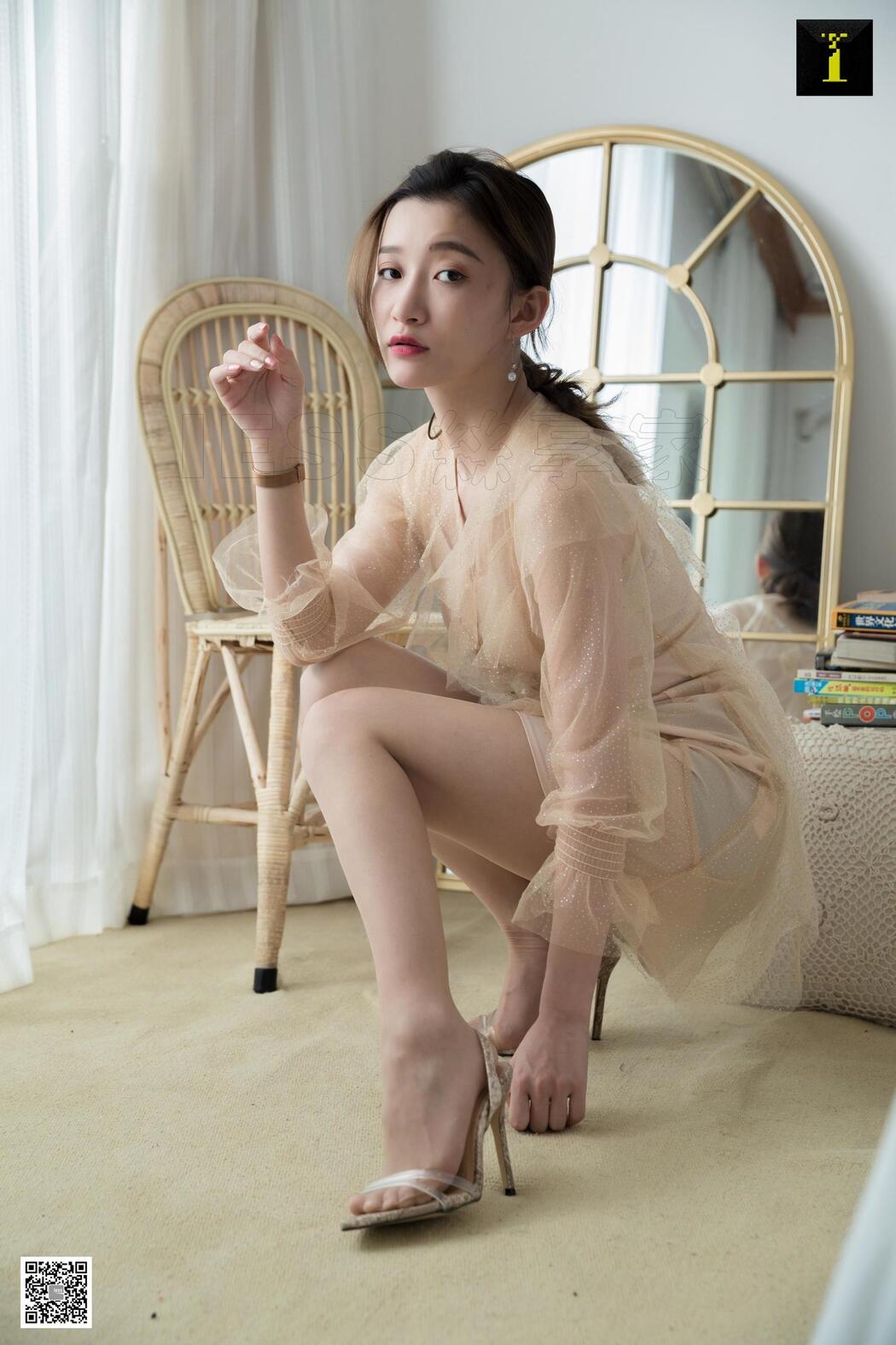 Model Qiuqiu "Autumn Snake Pattern Pointed Sandals" [Issing IESS] Beautiful feet in silk stockings