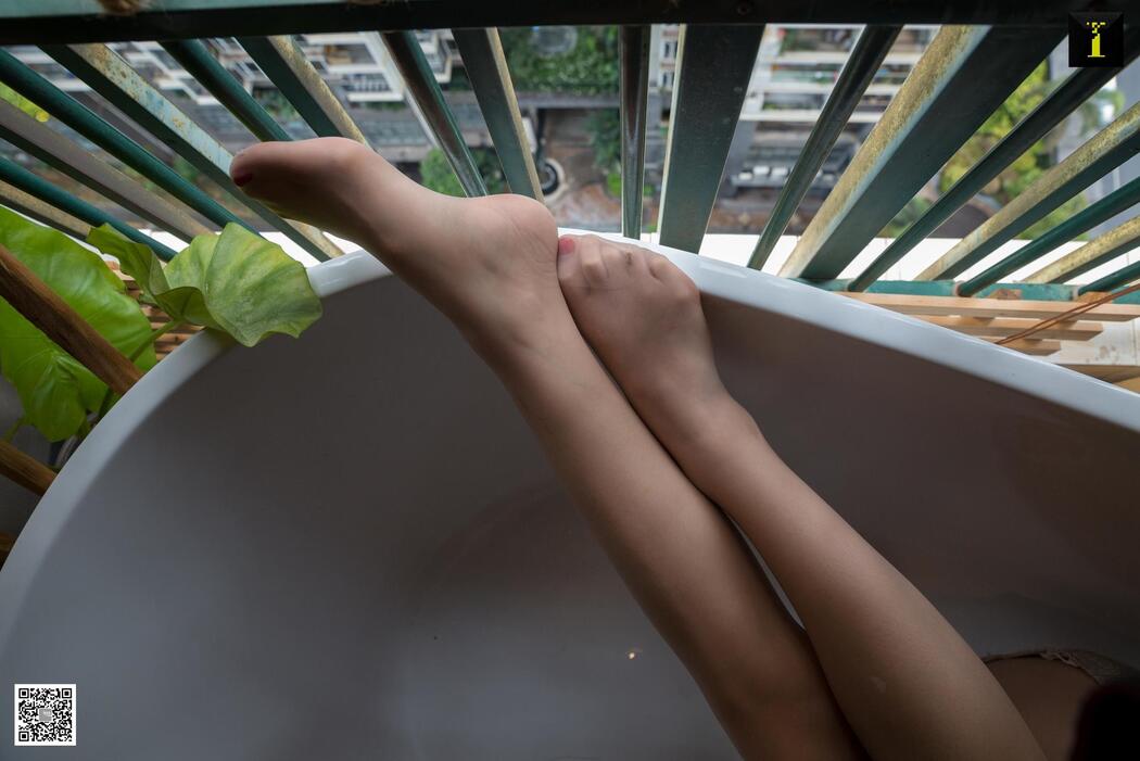 Qiuqiu "Autumn and the Little Yellow Duck" [Iss to IESS] Beautiful legs and silk feet