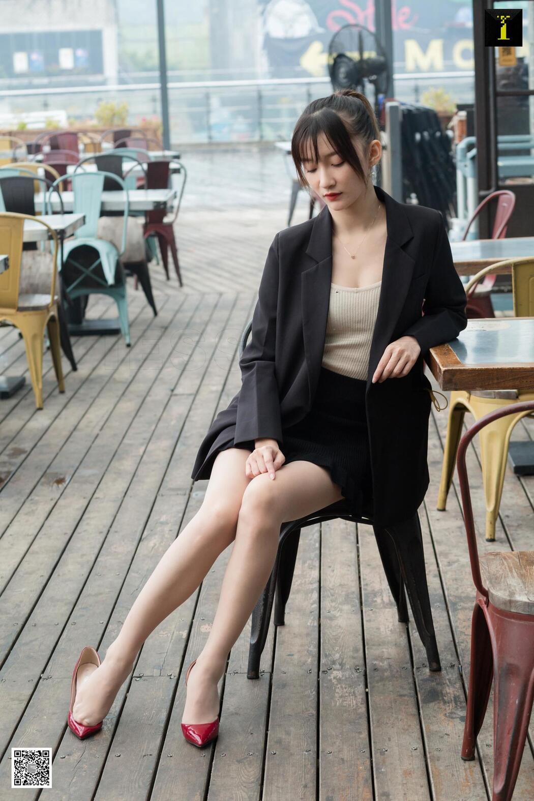 Qiuqiu "Autumn Foreman's Lunch Break" [异思趣向IESS] Beautiful legs and feet