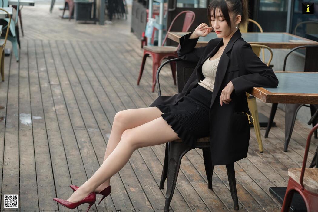 Qiuqiu "Autumn Foreman's Lunch Break" [异思趣向IESS] Beautiful legs and feet