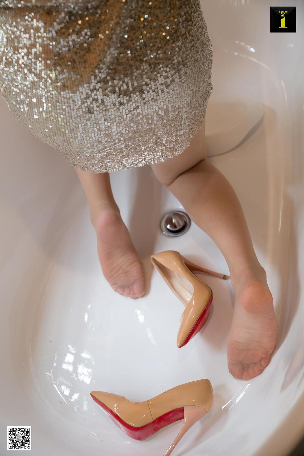 Qiuqiu "Autumn and the Little Yellow Duck" [Iss to IESS] Beautiful legs and silk feet