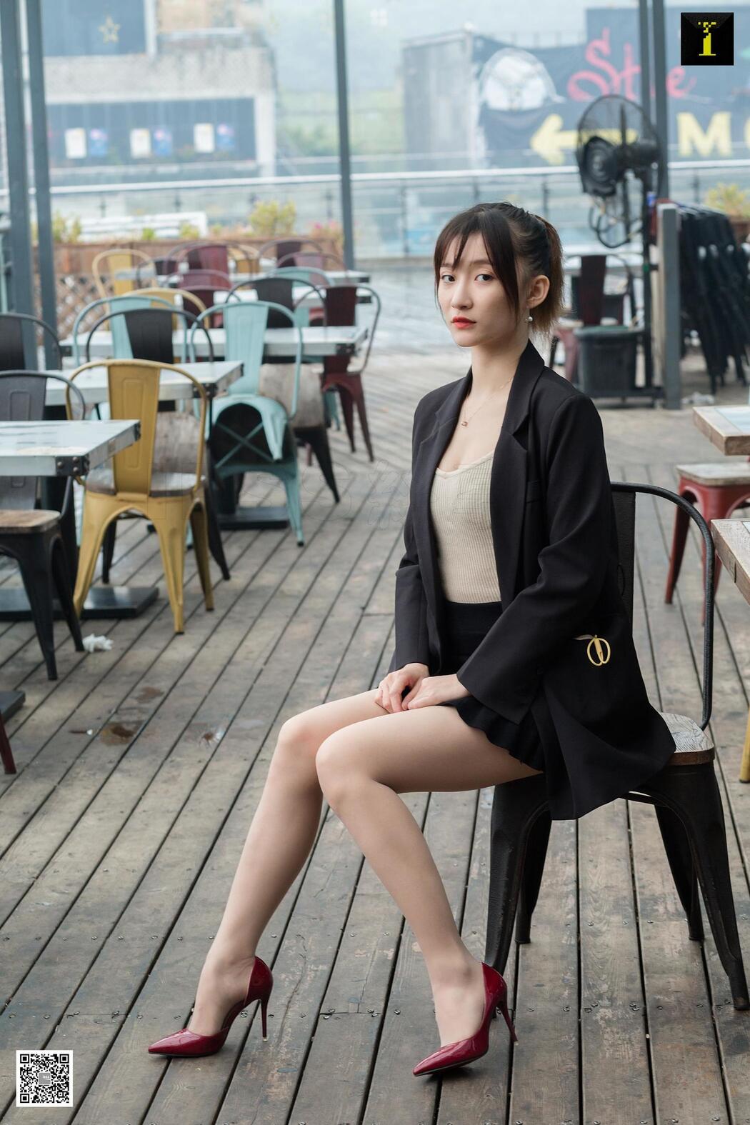 Qiuqiu "Autumn Foreman's Lunch Break" [异思趣向IESS] Beautiful legs and feet