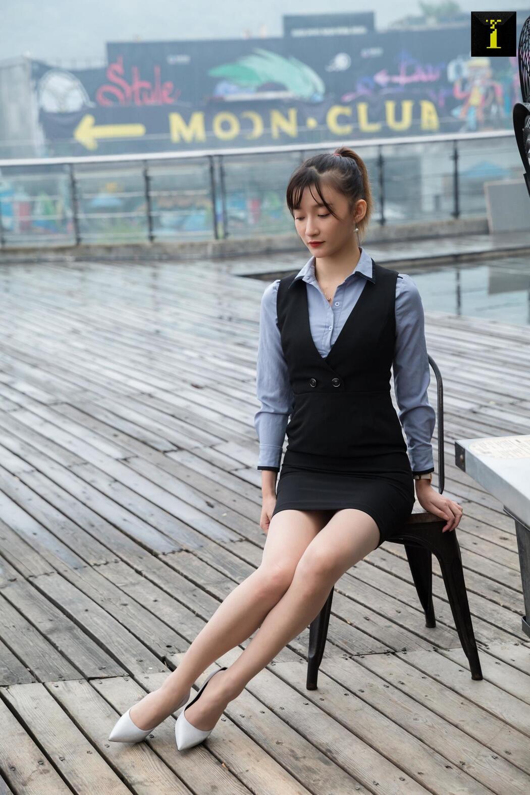 Qiuqiu "Hotel Manager" [Iss to IESS] Beautiful legs in stockings