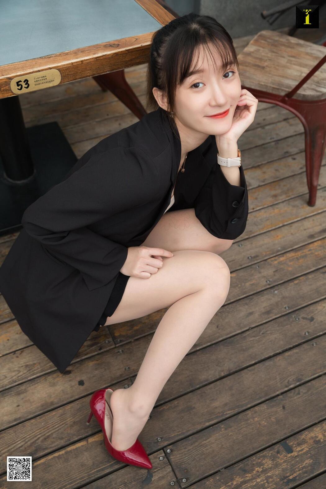 Qiuqiu "Autumn Foreman's Lunch Break" [异思趣向IESS] Beautiful legs and feet