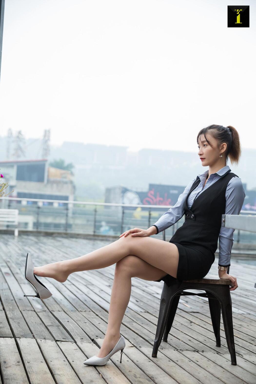 Qiuqiu "Hotel Manager" [Iss to IESS] Beautiful legs in stockings