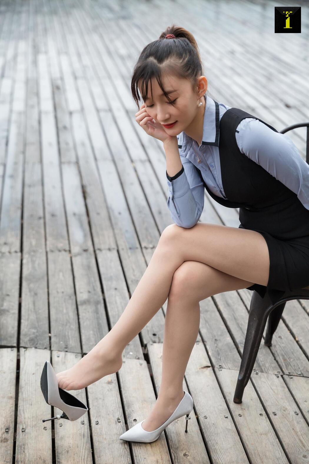 Qiuqiu "Hotel Manager" [Iss to IESS] Beautiful legs in stockings