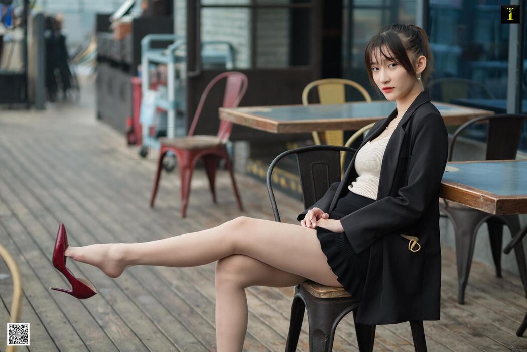 Qiuqiu "Autumn Foreman's Lunch Break" [异思趣向IESS] Beautiful legs and feet