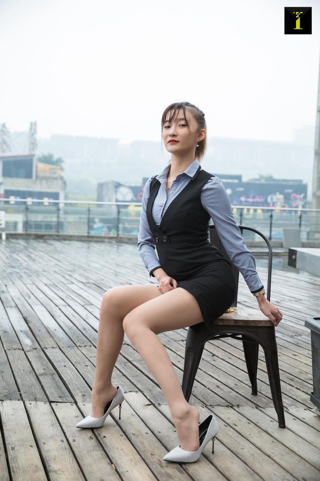 Qiuqiu "Hotel Manager" [Iss to IESS] Beautiful legs in stockings