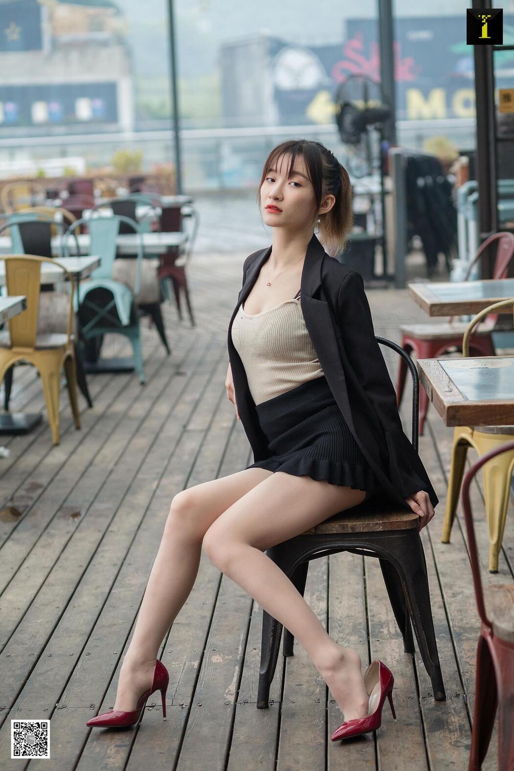 Qiuqiu "Autumn Foreman's Lunch Break" [异思趣向IESS] Beautiful legs and feet