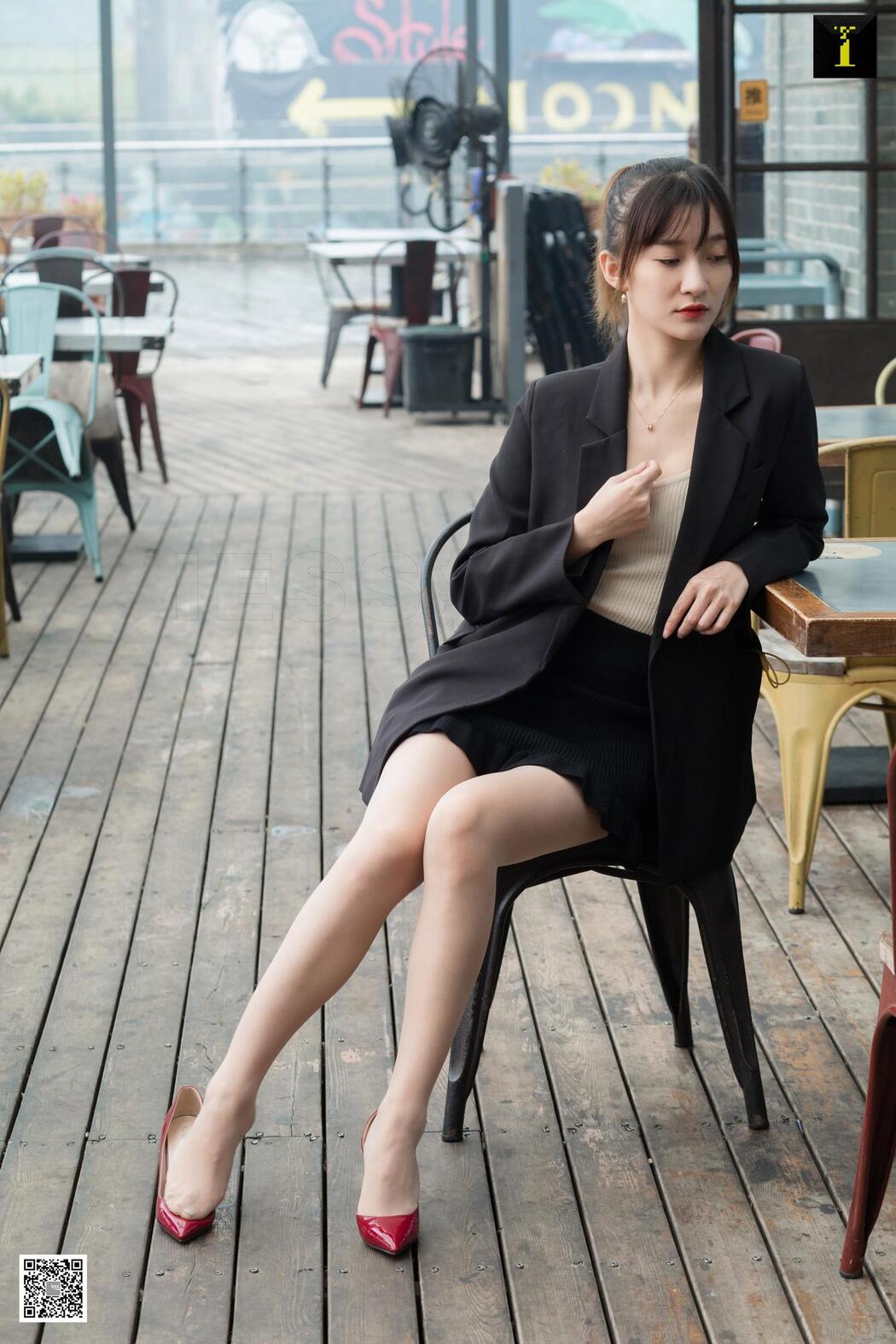 Qiuqiu "Autumn Foreman's Lunch Break" [异思趣向IESS] Beautiful legs and feet