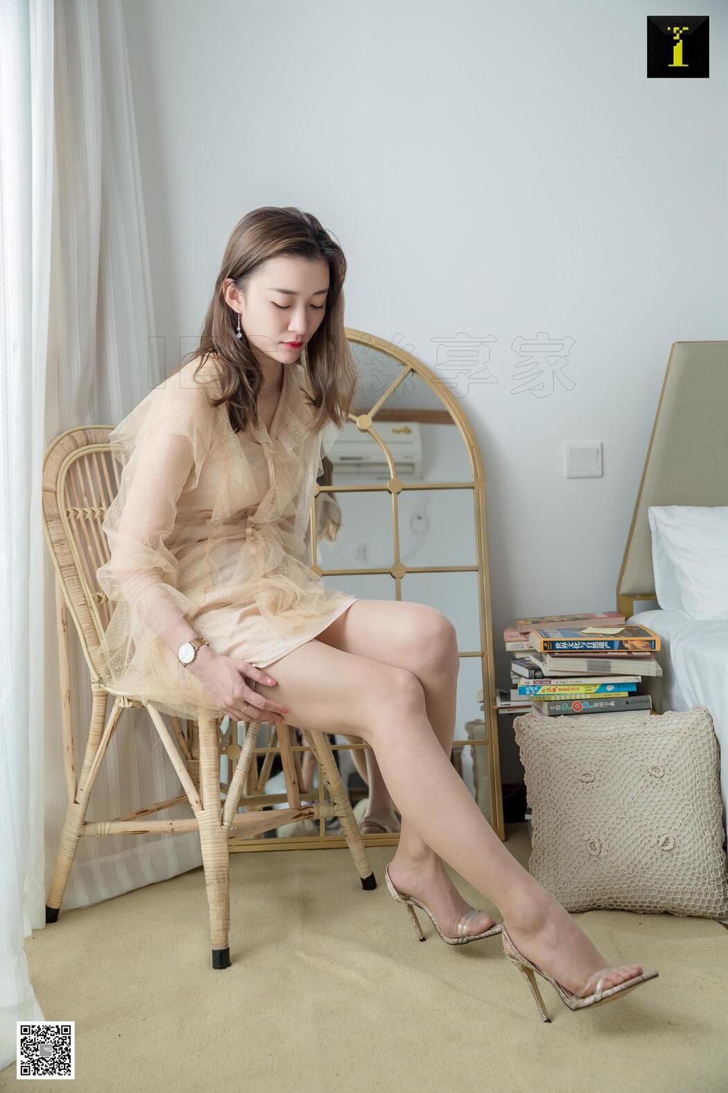 Model Qiuqiu "Autumn Snake Pattern Pointed Sandals" [Issing IESS] Beautiful feet in silk stockings