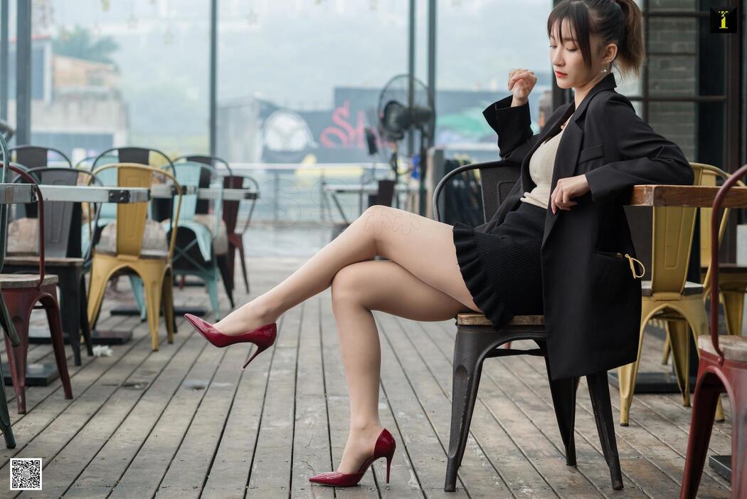 Qiuqiu "Autumn Foreman's Lunch Break" [异思趣向IESS] Beautiful legs and feet