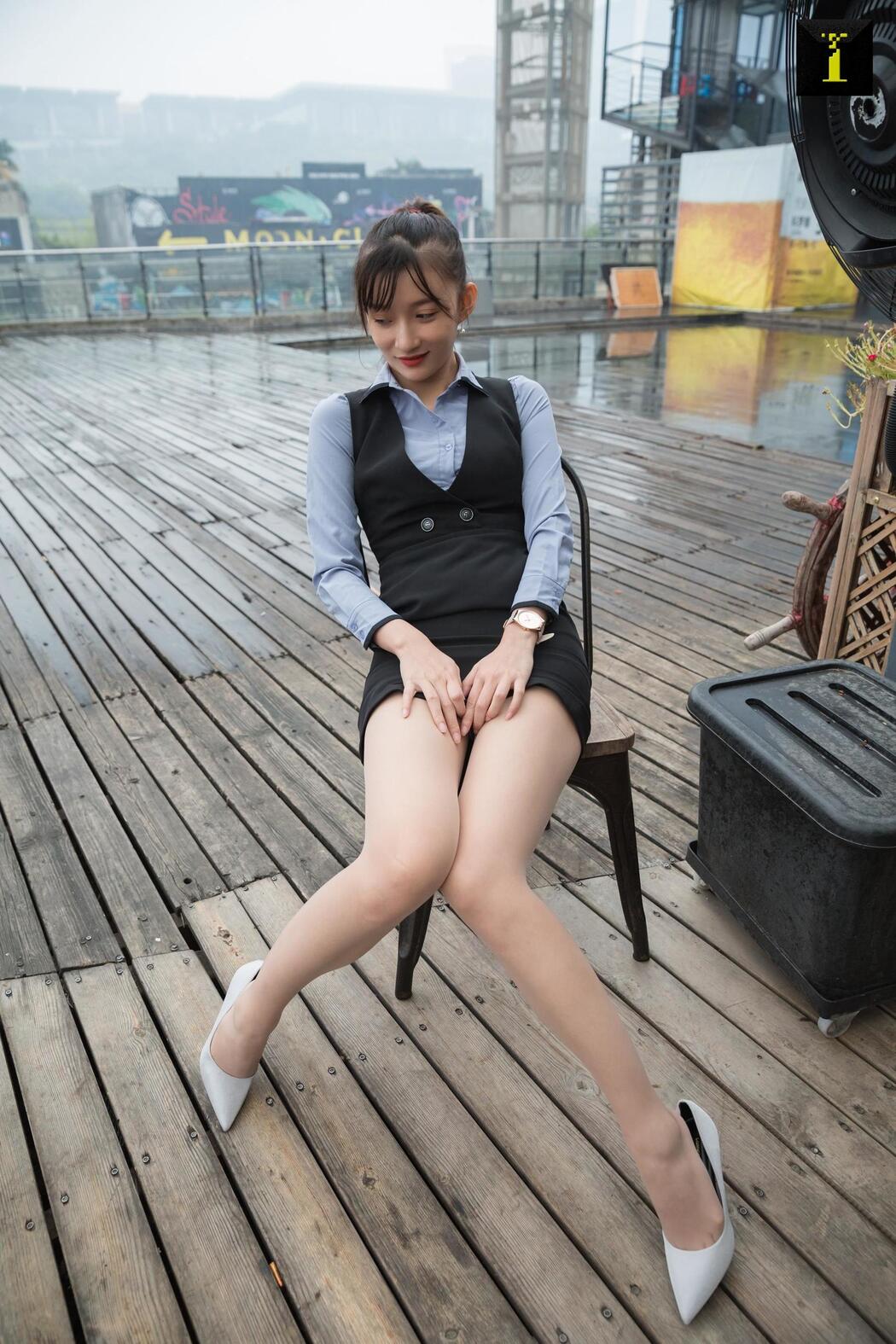 Qiuqiu "Hotel Manager" [Iss to IESS] Beautiful legs in stockings